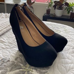 7.5 delicacy suede wedges